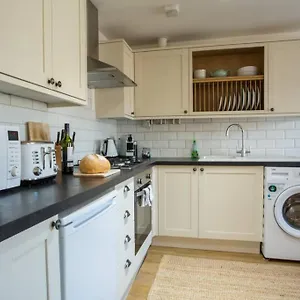 quiet-apartment-close-to-gloucester-quays-docks.tophotelsbath.com/