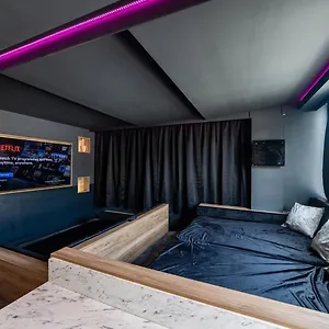 hollywood-suite-sasco-apartments.hotelsin-chester.com/